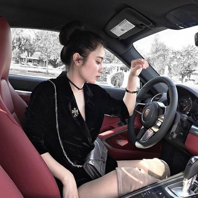 Theo dõi trang cá nhân và kênh video của Cẩm Tú, không khó để phát hiện ra cô sở hữu xe sang, loạt sản phẩm đến từ các thương hiệu xa xỉ hay vi vu tại các điểm nghỉ dưỡng sang chảnh trên thế giới. Ảnh: Instagram.