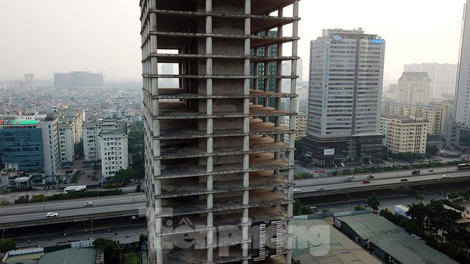 Dự án Trung tâm điều hành và giao dịch Vicem (Vicem Tower) được cấp phép năm 2011 và dự kiến hoàn thành 3 năm sau đó. Dự án được xây dựng theo quy mô hạng A trên diện tích 8.476m2, bao gồm tòa nhà cao 31 tầng nổi và bốn tầng hầm, với tổng diện tích sàn khoảng 78.270m2, trong đó phần nổi khoảng 54.000m2, đáp ứng 200 chỗ đỗ xe ngầm. Ảnh: Hoàng Mạnh Thắng.