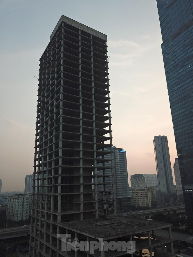 Theo ghi nhận của PV, hiện tòa tháp Vicem Tower đã hoàn thiện phần thô. Dự án vẫn “án binh bất động”, “đắp chiếu” gần chục năm qua, công trường không có bất kỳ hoạt động xây dựng nào, cỏ hoang mọc ở nhiều nơi, hàng rào bao quanh đã xuống cấp. Ảnh: Hoàng Mạnh Thắng.