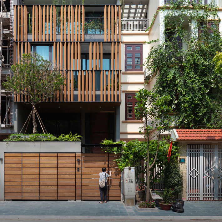 Do đó, việc xây dựng một ngôi nhà mới trong khu đô thị hiện là bài toán được đặt ra với các kiến trúc sư. Ngoài sự mới mẻ, ngôi nhà còn cần đáp ứng các tiêu chuẩn hiện đại với sự đột phá trong cấu trúc không gian, tạo nên một kiến trúc hài hòa.