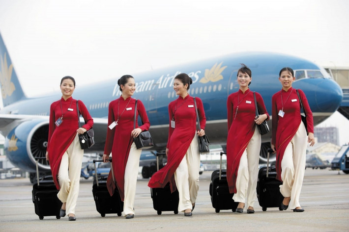 Tiếp viên hàng không là một nghề có mức lương khá cao (18-20 triệu đồng), thu hút được nhiều bạn trẻ. Thế nhưng, công việc này đòi hỏi tiếp viên hàng không còn phải thành thạo tiếng Anh, đối với các bạn nữ có yêu cầu về chiều cao 1,58 m đến 1,8 m. Ảnh: VNA.