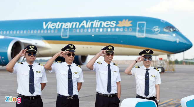 Phi công chắc chắn là một trong những nghề có mức lương cao ở Việt Nam. Phi công tại Việt Nam nhận mức lương khoảng từ 70 triệu đồng trở lên. Mức lương “khủng” nói trên tương xứng với áp lực, khối lượng và tính chất của công việc điều khiển máy bay. Ảnh: Zing.