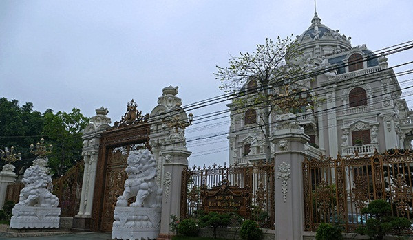 Để xây tòa lâu đài này, ông Khuê tự đi mua vật liệu, tự sơn và chế tác phù điêu trang trí với 16 người thợ trong 3 năm liền. Ảnh: Vietnamnet.