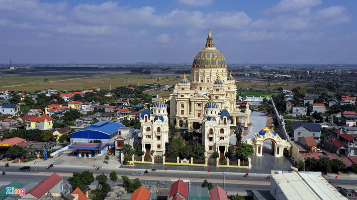 Được khánh thành vào ngày 10/12/2019, tòa lâu đài siêu khủng có tên Thành Thắng (quốc lộ 1A, huyện Gia Viễn) của doanh nhân tại Ninh Bình thu hút sự chú ý của nhiều người qua lại. Ảnh: Zing.