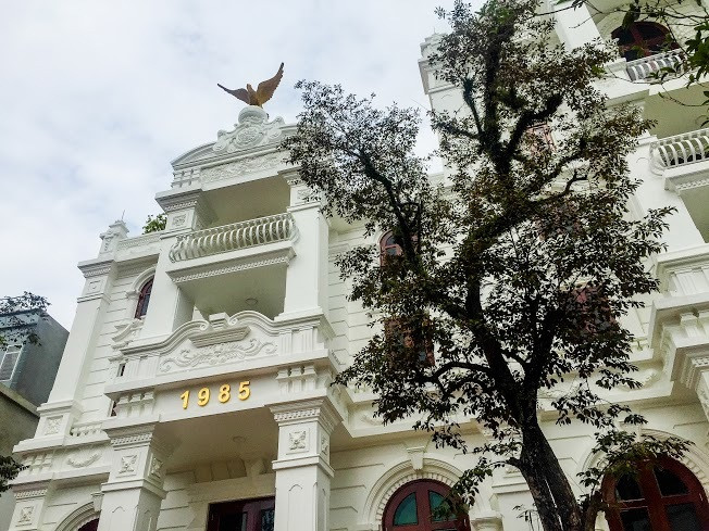 Tọa lạc trên đường Nguyễn Khuyến, phường Âu Cơ (thị xã Phú Thọ, tỉnh Phú Thọ), căn biệt thự trắng nổi bật thuộc sở hữu của một nư doanh nhân kinh doanh trên nhiều lĩnh vực. Ảnh: Vietnamnet.