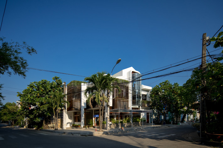 Hiện trạng trước đây của công trình là 2 ngôi nhà liền kề nằm ở đầu hồi (vị trí góc đường) trong một khu đô thị mới ở TP.HCM. Chúng tương đồng gần như hoàn toàn về hình thức, tách biệt nhau theo phương đứng.