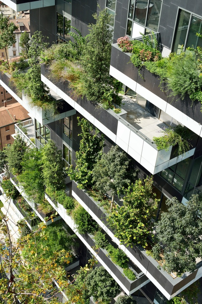 Công trình bao gồm hai tòa tháp cao 80m và 112m, trên các tầng đều trồng cây với tổng số lên tới 800 cây lớn và 14.000 cây nhỏ bao gồm khoảng 1.000 chủng loại khác nhau.
