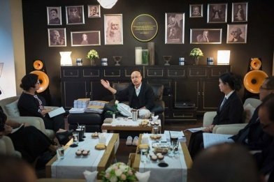Ông chủ cà phê Trung Nguyên từng nói: "Không có một chuyện gì lọt qua mắt Qua hết. Qua đã chuẩn bị cho những người anh em của qua (đội ngũ nhân viên)… Mọi người cứ thế thực thi và tập đoàn vẫn tồn tại và phát triển". Nguồn ảnh: Internet