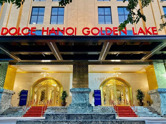 Bên ngoài khách sạn này đã được hoàn thành gần 100%, chỉ còn một số ít các chi tiết cuối cùng cần được hoàn thiện.