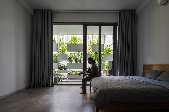 Mặt tiền chậu cây treo cung cấp một luồng hơi nước và oxy mát mẻ cho không chỉ chủ nhà mà còn cho tất cả mọi người xung quanh.