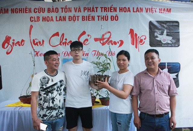 Cũng trong tháng 6 vừa qua, cuộc chuyển nhượng giỏ lan đột biến - 5 cánh trắng vọng xưa - có giá trị lên đến 5 tỷ đồng giữa nhà vườn Tấn Phong (Hà Đông) cho anh Nguyễn Huy Tuyến (Hà Đông, Hà Nội) đã khiến giới chơi lan xôn xao. Ảnh: Dân Việt.