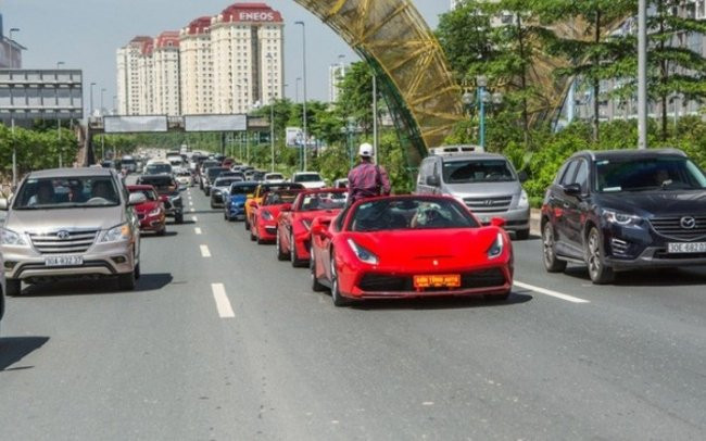 Hồi đầu tháng 6, nhân dịp khai trương cơ sở mới, showroom của "bà trùm" xe sang Hà Thành đã có màn diễu hành với gần 20 chiếc siêu xe, xe siêu sang, xe thể thao (với Ferrari 488 Spider, bộ 3 Ford Mustang, Jaguar F-Type S mui trần, Porsche Boxster, Ford F-150 Harley-Davidson sản xuất giới hạn) khá mãn nhãn. Ảnh: Tinmoi.