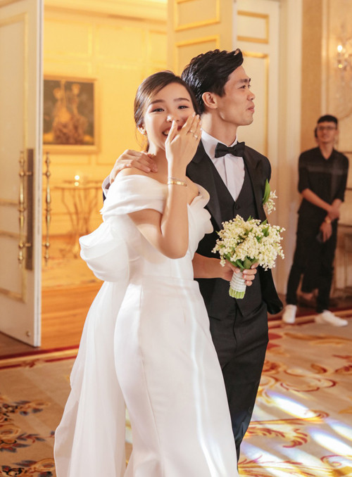 Theo Ngoisao.net, đây là cặp nhẫn nằm trong bộ sưu tập "Love" của thương hiệu lừng danh thế giới Cartier. Giá cặp nhẫn đính hôn của Công Phượng và vợ là 100 triệu đồng. Ảnh: Vnexpress.