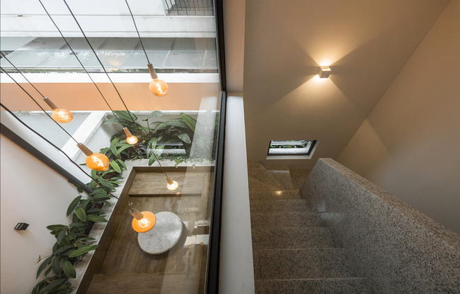 Chất liệu terrazzo được sử dụng trong thiết kế sàn nhà, hành lang và cầu thang, mang đến bầu không khí mát mẻ dễ chịu.