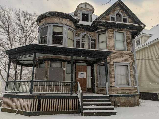 Nằm ở Syracuse (New Yor), ngôi nhà theo phong cách Victoria bị bỏ hoang này vẫn lưu giữ được một số chi tiết sang trọng như trần trang trí công phu, hay các chi tiết lưu giữ dấu ấn lịch sử...