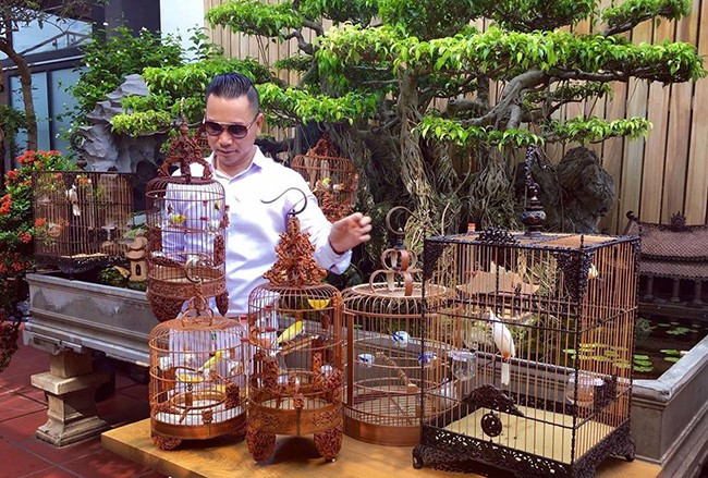 Anh Dương Văn Chương (trú tại 28 Cửa Bắc, Ba Đình, Hà Nội) được mệnh danh là "ông vua chim cảnh Việt Nam" khi sở hữu bộ sưu tập gần 80 con chim độc lạ trị giá gần chục tỷ đồng. Ảnh: Dân Việt.