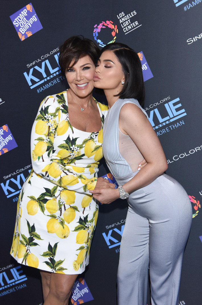Forbes cho biết ngoài việc doanh thu năm 2018 không đạt mức 360 triệu USD, Kylie Cosmetics còn có thể gặp rất nhiều khó khăn do tác động của dịch Covid-19. Hiện Kylie Jenner vẫn sở hữu một phần công ty này.