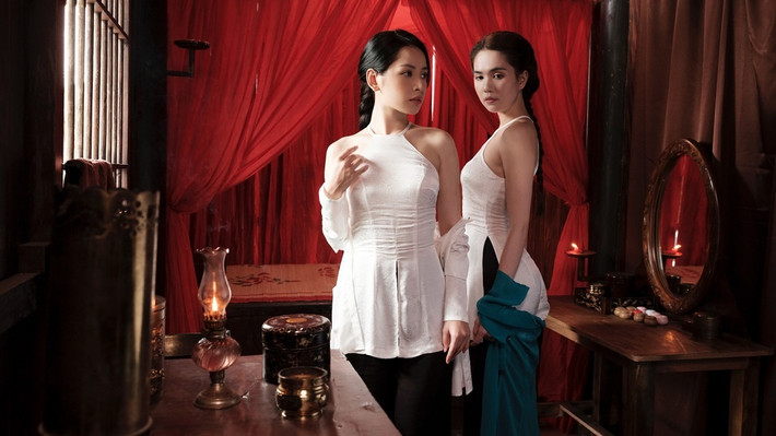 Gần đây, Ngọc Trinh còn tham gia dự án MV âm nhạc cùng với nữ ca sĩ Chipu trong MV “Cung đàn vỡ đôi”. Với mức thu nhập khủng như vậy thì việc Ngọc Trinh có cuộc sống xa hoa cũng là điều dễ hiểu.