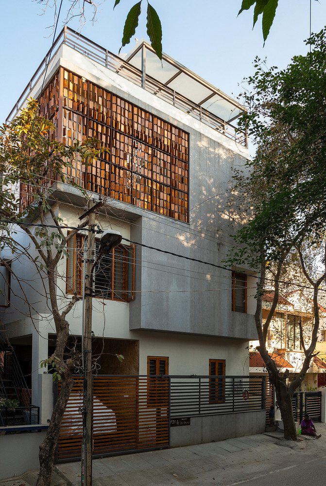 Tọa lạc tại thành phố Bengaluru (Ấn Độ), ngôi nhà nổi bật với thiết kế mặt tiền “bàn tính” thay thế hệ lam chắn gỗ thông thường.
