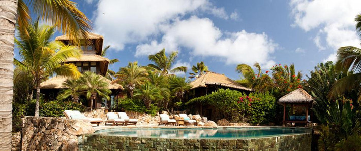 Tỷ phú Richard Branson mua đảo Necker năm 1979 với giá 180.000 USD. Sau đó, Richard Branson mở resort sang trọng tại đây, thu hút nhiều người nổi tiếng, trong đó có cựu Tổng thống Barack Obama. Ảnh: The Sun.