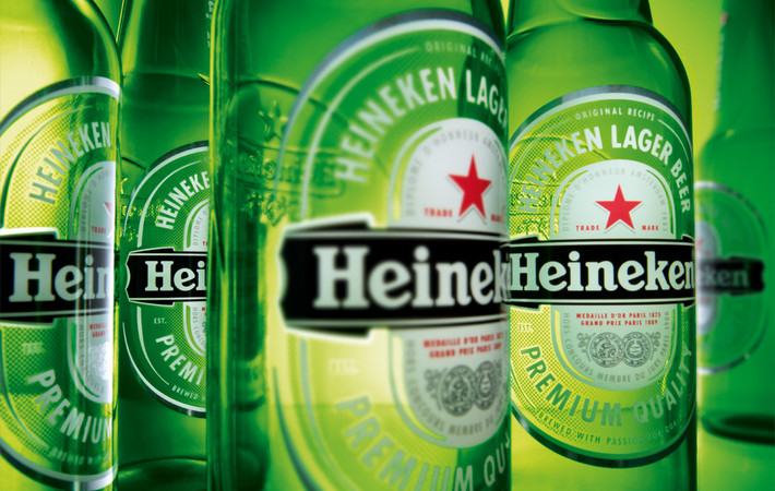Hãng bia lớn đến từ Hà Lan - Heineken cũng xếp hàng đăng ký mua cổ phần của Sabeco. Theo báo cáo của hãng, tập đoàn bia khổng lồ này đạt lợi nhuận ròng 1,89 tỷ EUR trong năm 2015, tăng 25% so với năm trước và thị trường Đông Nam Á. Trong đó, Việt Nam đóng góp không nhỏ vào sự tăng trưởng của Heineken. Ảnh: Express.