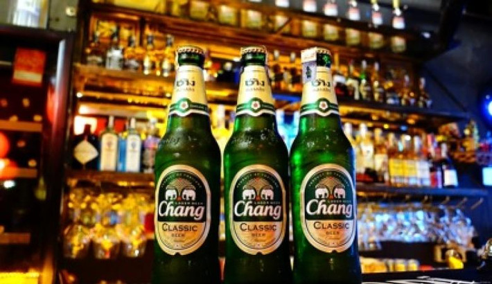 Hiện tại, con trai ông Charoen, Thapana Sirivadhanabhakdi đang là CEO của Thai Beverage. Năm 2011, Thai Beverage đạt doanh thu 132 tỷ Baht, tương đương 4,2 tỷ USD, trong đó chỉ có 3,7% là doanh thu từ thị trường nước ngoài. Năm 2015, lợi nhuận của Thai Beverage là 26,46 tỷ Baht (tương đương gần 800 triệu USD). Ảnh: The Edge Singapore.