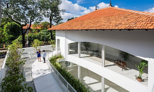 Ngôi nhà 2 tầng House D được xây dựng lần đầu tiên vào năm 1940 tại TP HCM. Nhà xây bằng gạch và đến nay đã hơn 70 tuổi.