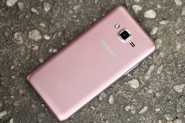 Samsung Galaxy J2 Prime được người dùng đánh giá là smartphone giá rẻ chất lượng tốt. Giá bán 2,69 triệu đồng, Galaxy J2 Prime sở hữu kiểu dáng nhỏ gọn, camera chụp ảnh tốt và pin khỏe. Đặc biệt, máy có thêm màu hồng rất nữ tính. Ảnh: Thegioididong.