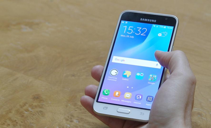 Với mứa giá 2,99 triệu đồng, Samsung Galaxy J3 trở thành smartphone 4G của Samsung có giá rẻ nhất trên thị trường. Ảnh: TrustedReviews.