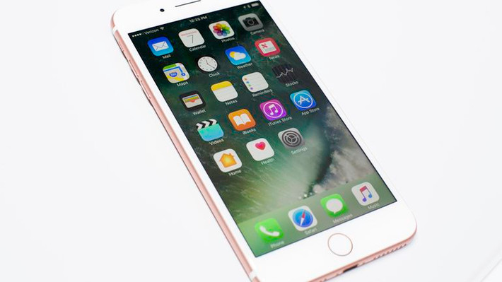 Chẳng hạn iPhone 7 32GB vẫn có giá 17,5 triệu đồng, iPhone 7 Plus 32GB giá 20,99 triệu đồng. Hy vọng, mức giá này sẽ giảm trong thời gian tới khi iPhone 8, 8 Plus và iPhone X bán ra thị trường. Ảnh: Cnet.