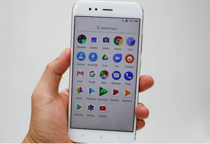 Điều khiến giới công nghệ nước nhà đặc biệt quan tâm là cấu hình của Xiaomi Mi A1 giống hệt so với Bphone 2017 vừa ra mắt. Ảnh: Bachlongmobile.