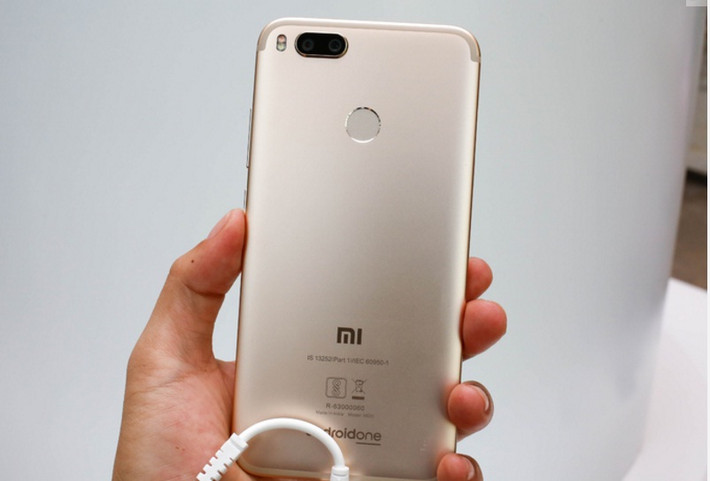 Máy cũng sử dụng vi xử lý Snapdragon 625, RAM 4GB, ROM 64GB, pin 3.080mAh. Ảnh: Bachlongmobile.