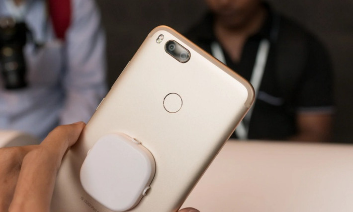 Đáng nói hơn, Xiaomi Mi A1 trang bị camera kép gồm ống kính góc rộng và ống tele với độ phân giải 12MP, có khả năng zoom quang học 2x và chụp ảnh xoá phông tương tự iPhone 7. Ảnh: Tinhte.