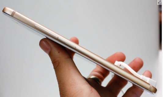 Về phần mềm, Mi A1 sẽ chạy Android gốc thay vì MIUI nhờ có hợp đồng hợp tác toàn diện từ Google. Khi đến tay người dùng, Xiaomi Mi A1 có đầy đủ những ứng dụng, dịch vụ từ Google và camera được liên kết trực tiếp với Google Photos, đồng bộ hóa không giới hạn dung lượng. Ảnh: Bachlongmobile.