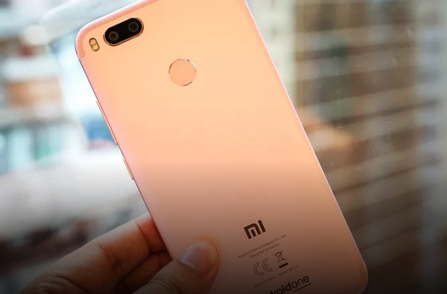 Xiaomi Mi A1 tỏ ra yếu thế hơn một chút so với Bphone 2017 ở camera trước 5MP so với 8MP. Ảnh: Cnet.