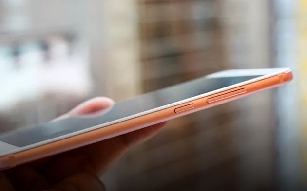 Với giá bán khoảng 5,3 triệu đồng, Xiaomi Mi A1 thực sự là đối thủ đáng gờm của Bphone 2017 (gần 10 triệu đồng). Ảnh: Cnet.