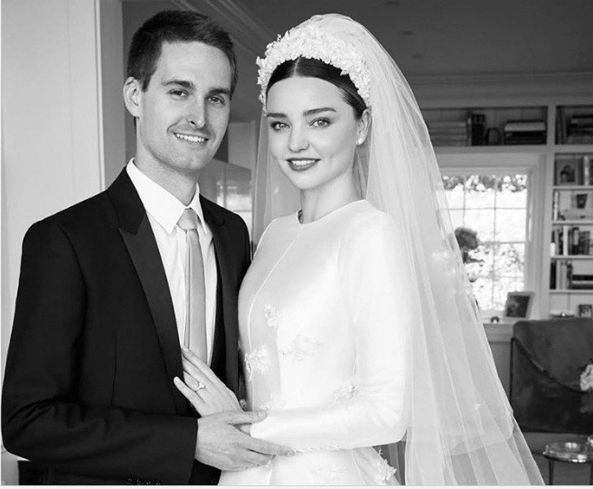 Dù chi phí đám cưới giữa anh và siêu mẫu Miranda Kerr không được tiết lộ nhưng cô dâu đã mặc váy của Dior.