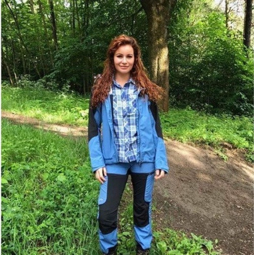 Alexandra Andresen còn thích tụ tập bạn bè, tham gia các môn thể thao ngoài trời như leo núi, trượt tuyết...