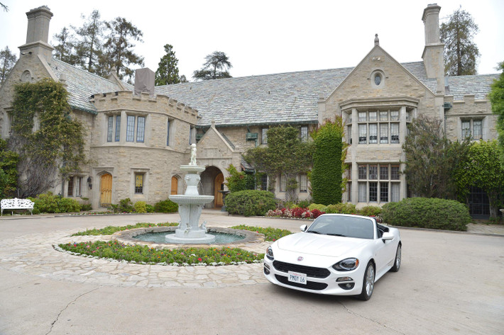 Hugh Hefner sở hữu dinh thự Playboy Mansion gồm 22 phòng, trong đó có một hầm rượu, một phòng chiếu phim, sân tennis và bóng rổ, một thác nước và một hồ bơi. Ảnh: Heavy
