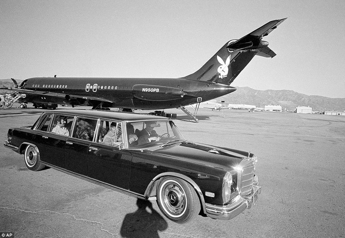 Cuối những năm 1960, ông trùm tạp chí Playboy có một chiếc máy bay riêng trị giá 5 triệu USD. Chuyên cơ dùng để đưa ông, các người mẫu Playboy cùng các khách mời là những ngôi sao đi vòng quanh thế giới. Ông đã bán nó vào năm 1975. Ảnh: AP