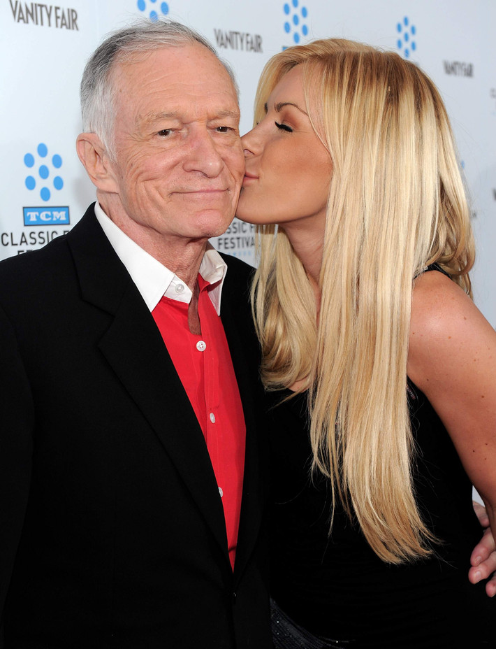 Kiếm được nhiều tiền, Hugh Hefner không quên làm từ thiện. Năm 2016, ông tặng 2 triệu USD Trường Đại học Nam California, Trường Nghệ thuật điện ảnh. Ba năm trước, ông cùng với Jenny McCarthy gây quỹ để tài trợ cho nghiên cứu tự kỷ. Ảnh: Heavy