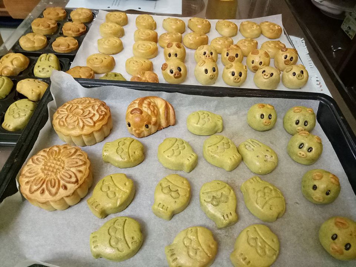 Bánh trung thu handmade đã trở nên quen thuộc vài năm trở lại đây. Tuy nhiên, loại bánh này ngày càng đa dạng với đủ hình dáng, màu sắc và mùi vị khác nhau. Ảnh: Facebook.