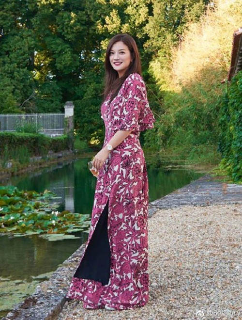 Không chỉ là một diễn viên nổi tiếng, Triệu Vy còn rất có hứng thú trong việc đầu tư kinh doanh. Năm 2011, vợ chồng cô đã mua một lâu đài và trang trại trồng nho với diện tích 8,5ha ở Saint Emilion, Pháp.