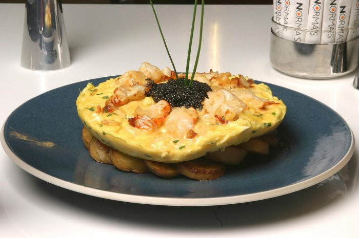 Món trứng tráng này có tên là “Zillion Dollar Lobster Frittata” gồm 285g trứng cá muối cao cấp, 6 quả trứng tươi, khoai tây và tôm hùm. Ảnh: The Daily Meal.