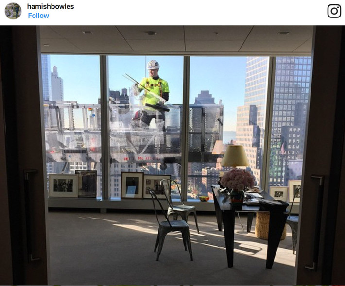 Biên tập viên độc lập Hamish Bowles đã chia sẻ một góc văn phòng của Anna Wintour tại One World Trade Center trên Instagram sau khi Vogue chuyển về đây năm 2014.