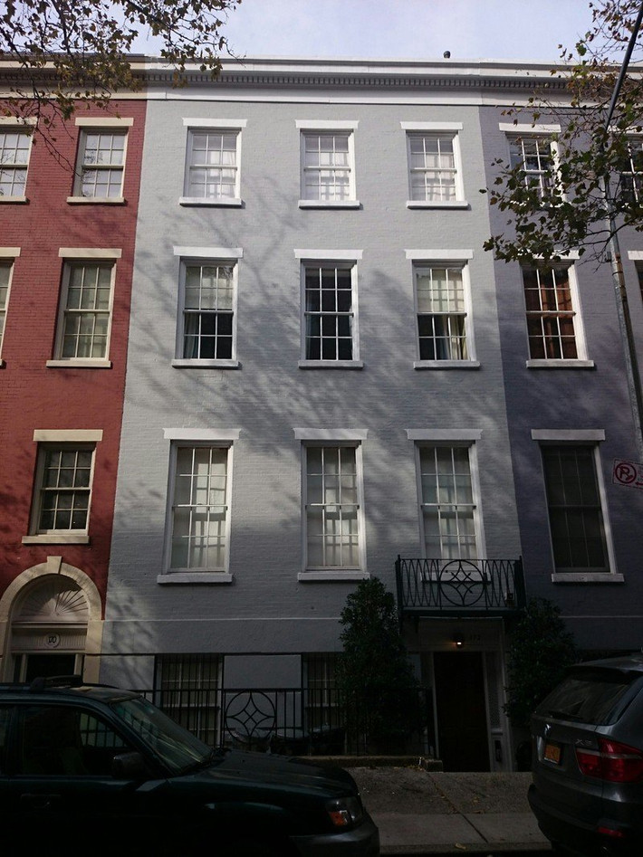 Wintour hiện đang sống trong một ngôi nhà 4 tầng trên đường Sullivan ở Greenwich Village. Ngôi nhà được xây dựng từ năm 1899 và có diện tích khoảng 368m2.