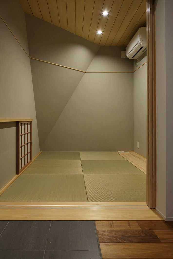 Phòng ngủ trải chiếu tatami kiểu Nhật. Nguồn ảnh: Archdaily.