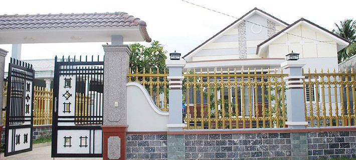 Cổng kết hợp hàng rào công tước tạo ra sự sang trọng cho mặt tiền của căn biệt thự 1 tầng. Ảnh: Hangraolytam.