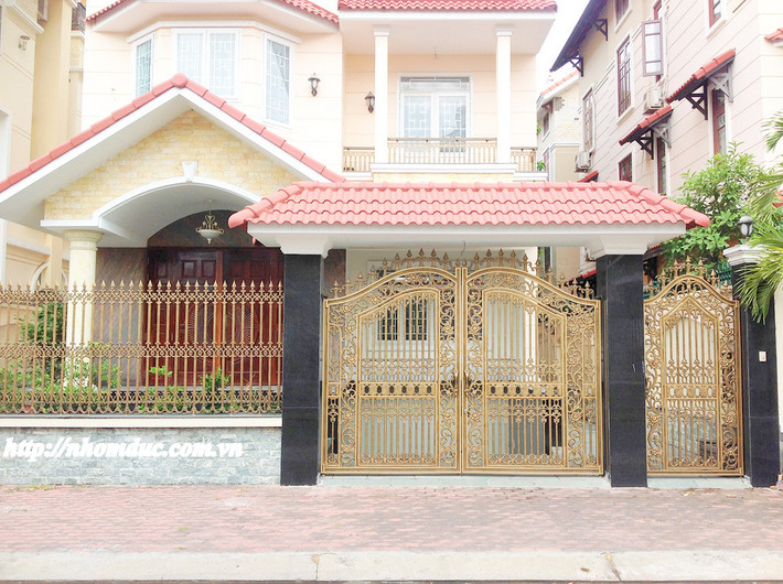 Cổng nhôm sơn tĩnh điện cao cấp vừa bền vững vừa giúp ngôi nhà trở nên thanh thoát. Ảnh: Nhomduc.