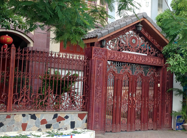 Hoa văn cầu kỳ và tinh xảo làm tôn lên vẻ đẹp sang trọng, đắt giá của biệt thự. Ảnh: Vietnamnet.